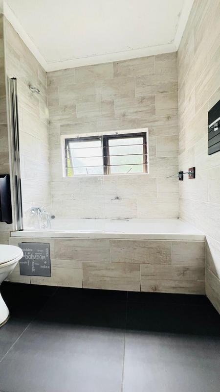 To Let 2 Bedroom Property for Rent in Manors KwaZulu-Natal