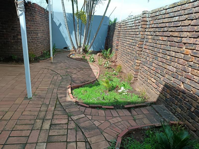 To Let 3 Bedroom Property for Rent in Essenwood KwaZulu-Natal