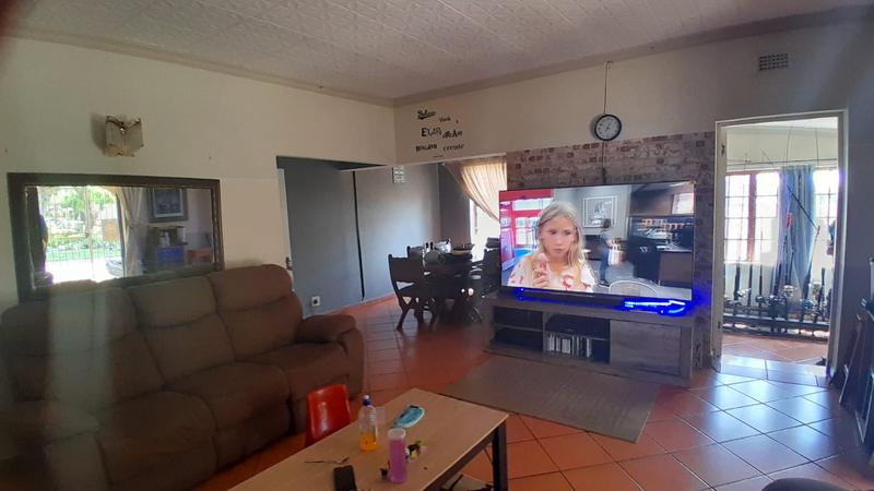 6 Bedroom Property for Sale in Uvongo KwaZulu-Natal