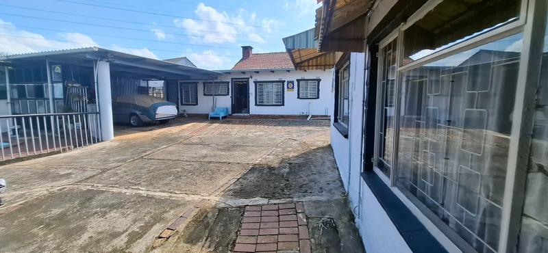 5 Bedroom Property for Sale in Manor KwaZulu-Natal