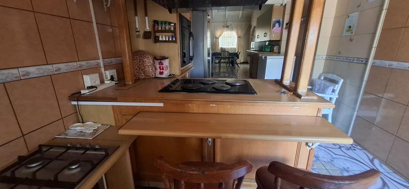 5 Bedroom Property for Sale in Manor KwaZulu-Natal