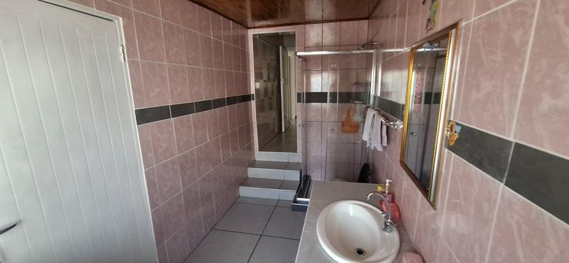 5 Bedroom Property for Sale in Manor KwaZulu-Natal