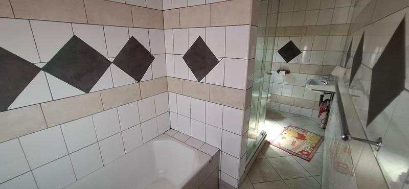 5 Bedroom Property for Sale in Manor KwaZulu-Natal