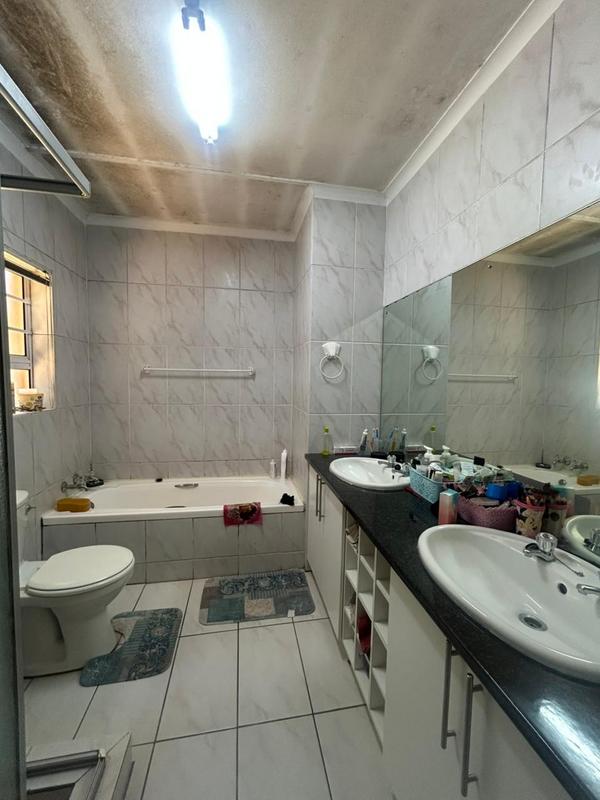 4 Bedroom Property for Sale in Uvongo KwaZulu-Natal