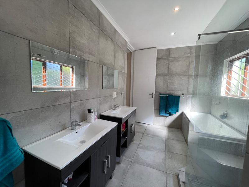 4 Bedroom Property for Sale in Herrwood Park KwaZulu-Natal