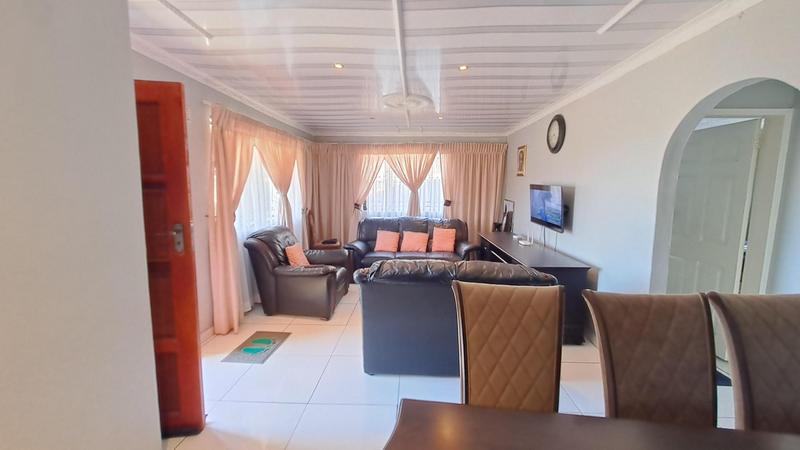 5 Bedroom Property for Sale in Umlazi KwaZulu-Natal