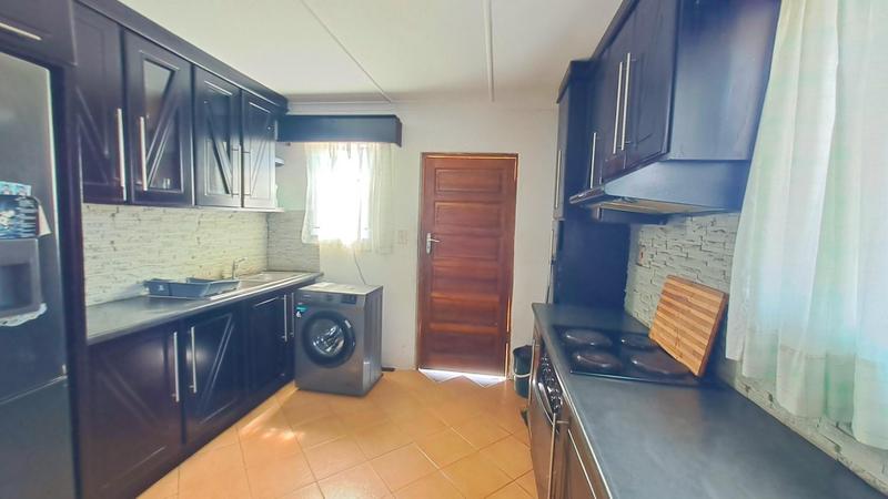 5 Bedroom Property for Sale in Umlazi KwaZulu-Natal