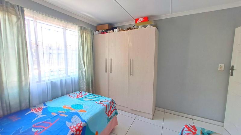 5 Bedroom Property for Sale in Umlazi KwaZulu-Natal