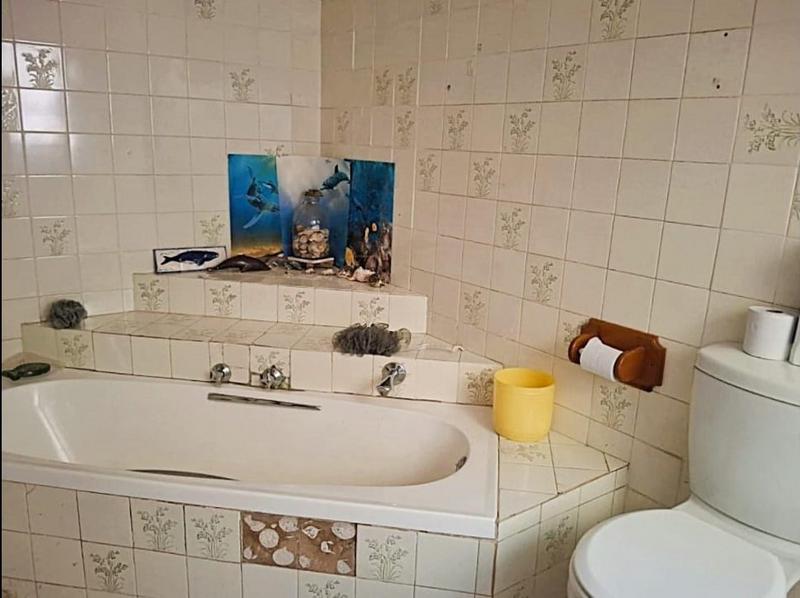 6 Bedroom Property for Sale in Uvongo KwaZulu-Natal