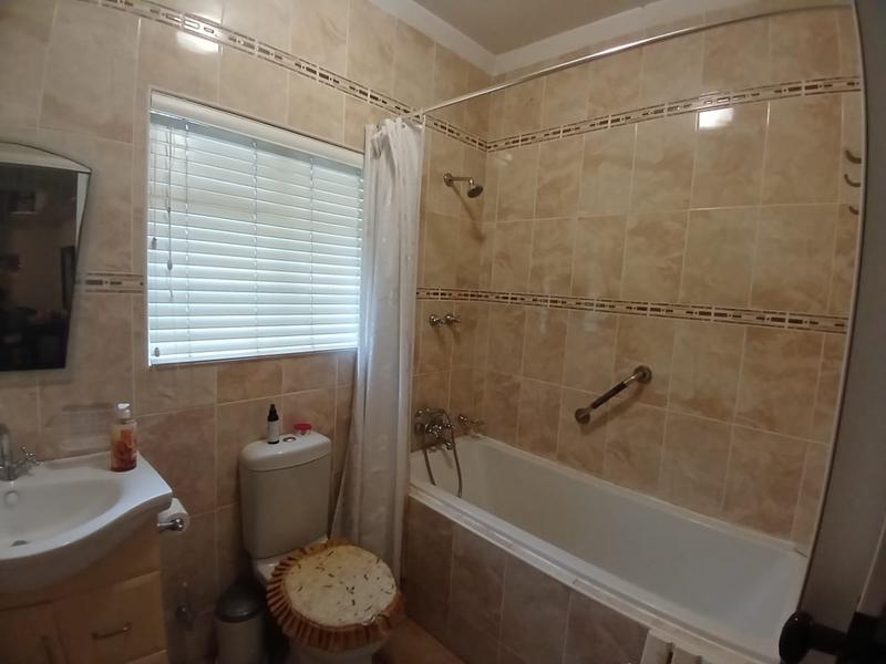 2 Bedroom Property for Sale in Uvongo KwaZulu-Natal