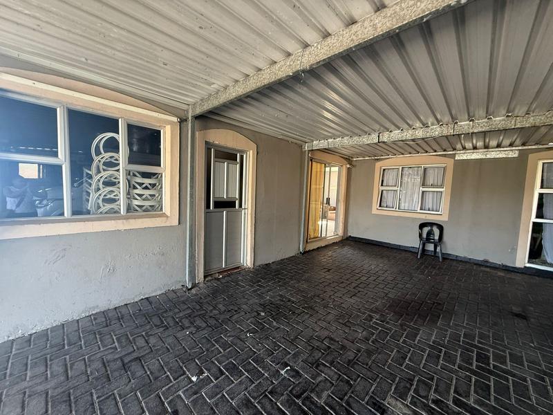 6 Bedroom Property for Sale in Ntuzuma KwaZulu-Natal