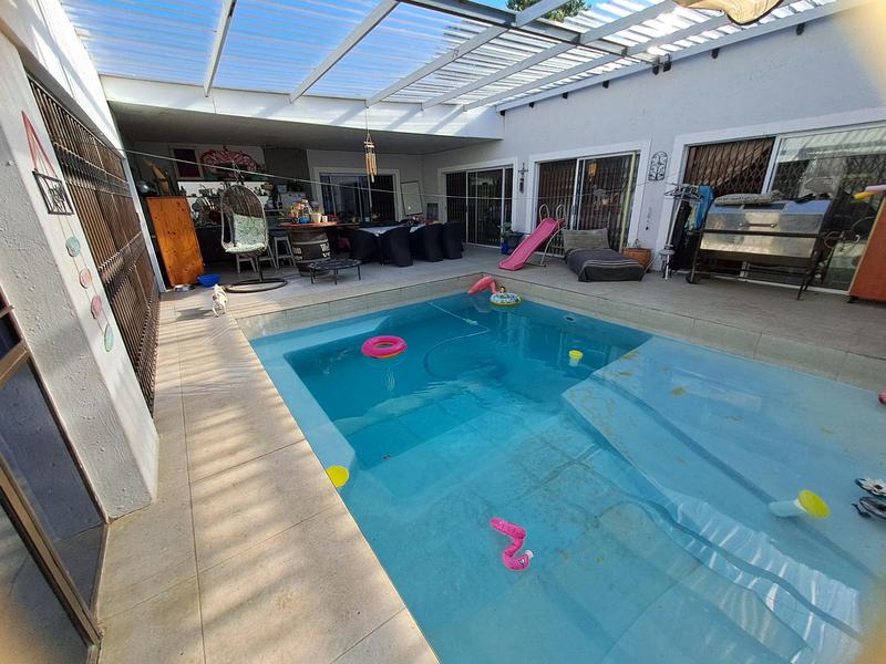 6 Bedroom Property for Sale in Uvongo KwaZulu-Natal