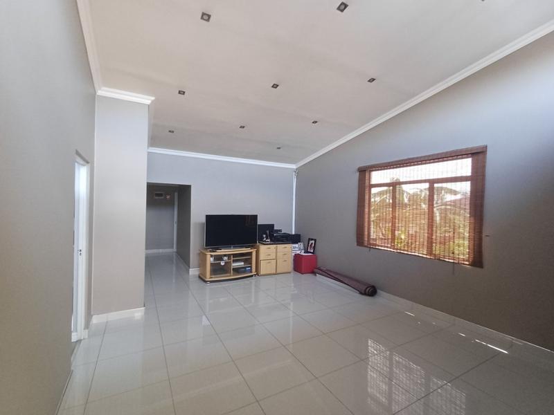 6 Bedroom Property for Sale in Woodview KwaZulu-Natal