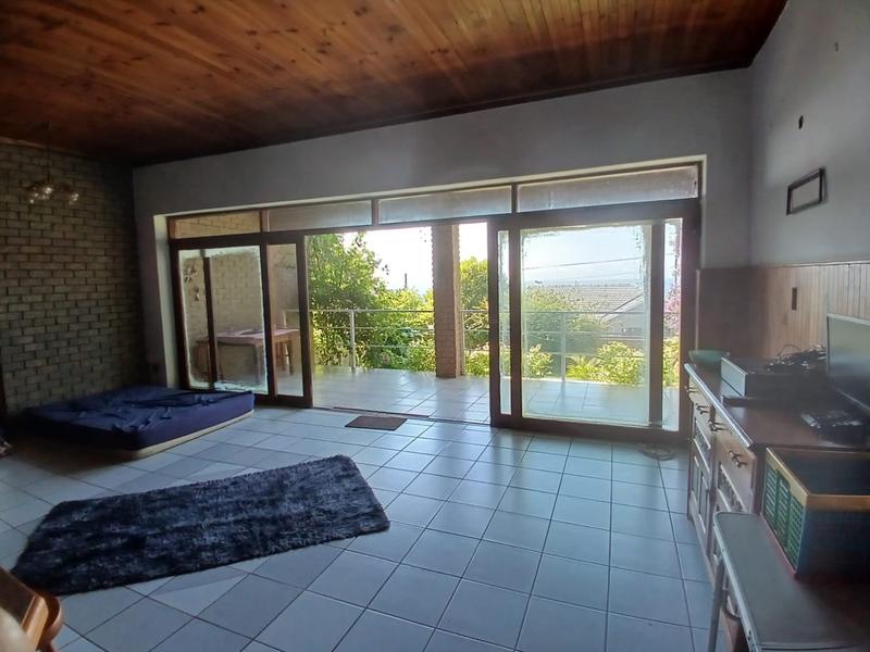 5 Bedroom Property for Sale in Uvongo KwaZulu-Natal