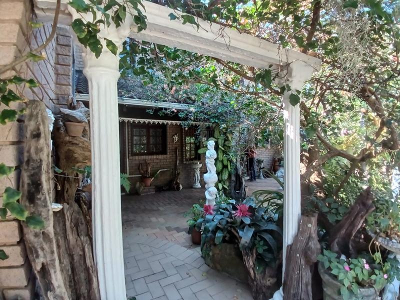 5 Bedroom Property for Sale in Uvongo KwaZulu-Natal