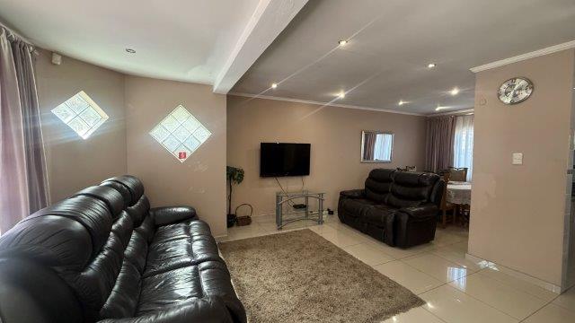 4 Bedroom Property for Sale in Havenside KwaZulu-Natal