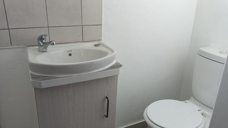 To Let 1 Bedroom Property for Rent in Fields Hill KwaZulu-Natal