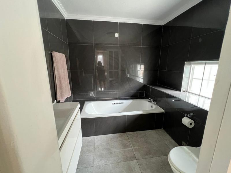 To Let 2 Bedroom Property for Rent in Essenwood KwaZulu-Natal