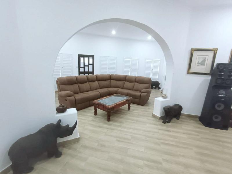 5 Bedroom Property for Sale in Glenmore Beach KwaZulu-Natal