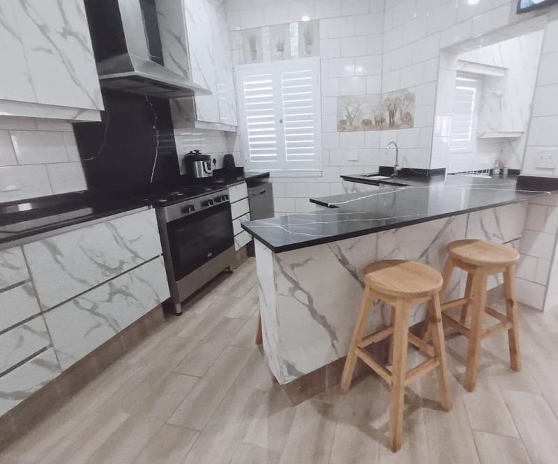 5 Bedroom Property for Sale in Glenmore Beach KwaZulu-Natal