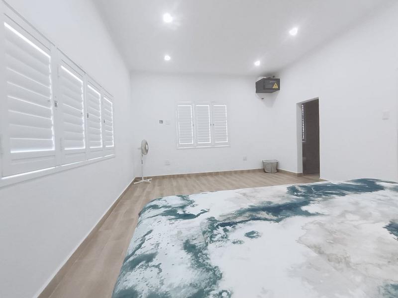 5 Bedroom Property for Sale in Glenmore Beach KwaZulu-Natal