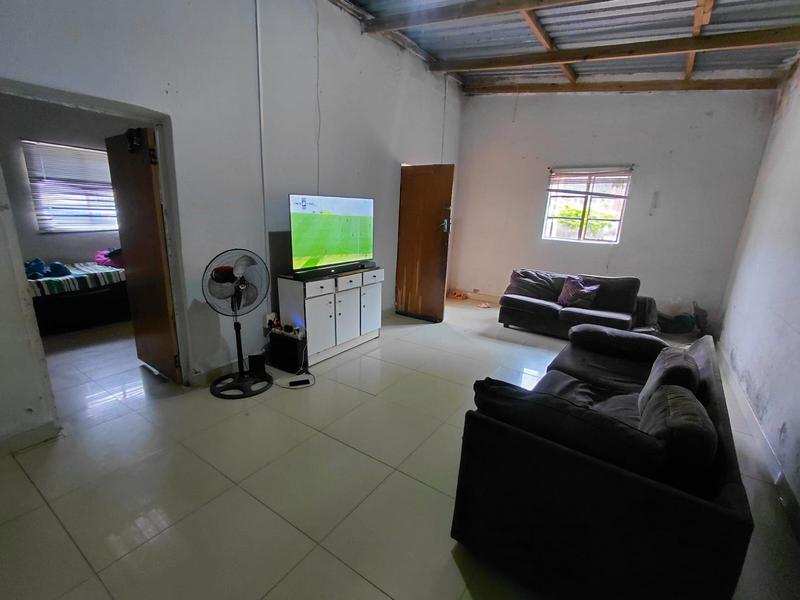5 Bedroom Property for Sale in Umlazi KwaZulu-Natal