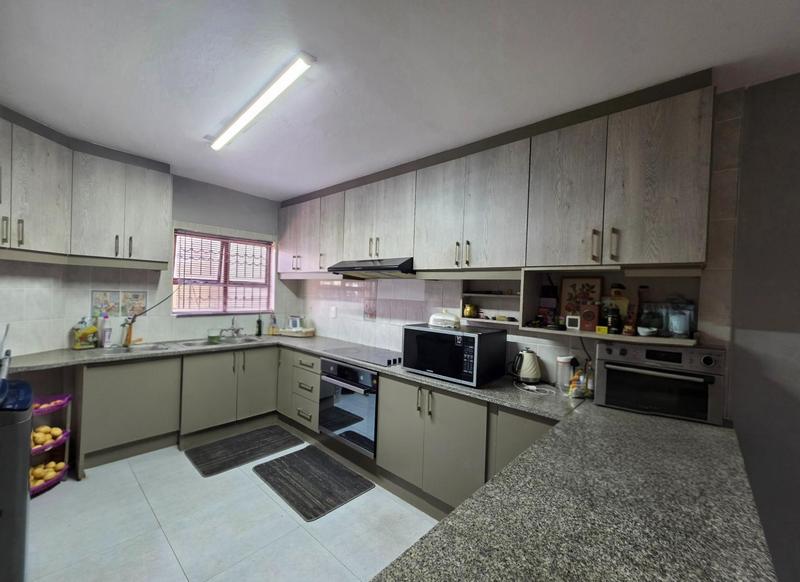 To Let 4 Bedroom Property for Rent in Oaklands KwaZulu-Natal