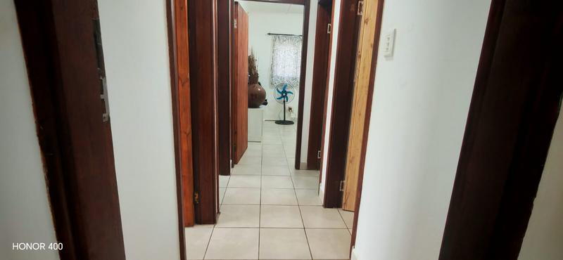 To Let 4 Bedroom Property for Rent in Uvongo KwaZulu-Natal
