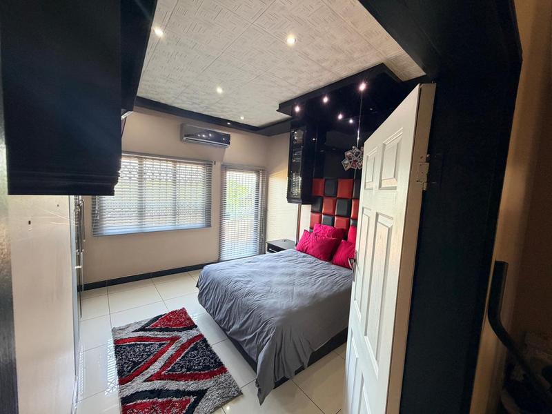 6 Bedroom Property for Sale in Freeland Park KwaZulu-Natal