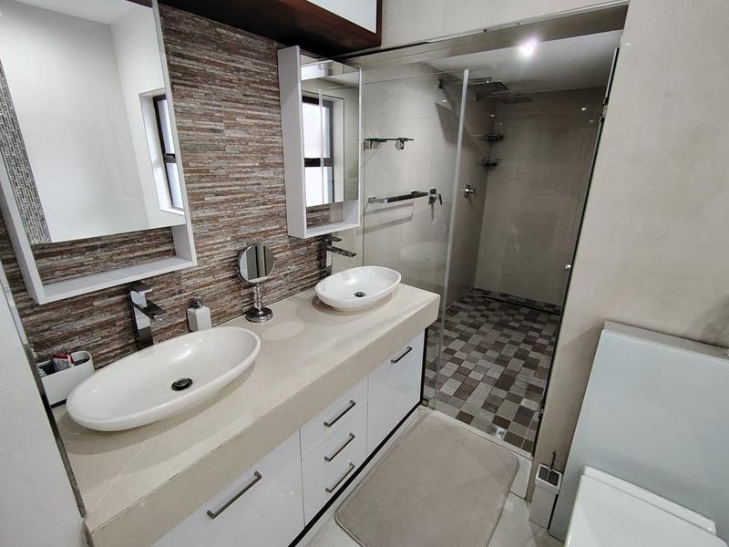 5 Bedroom Property for Sale in Izinga KwaZulu-Natal