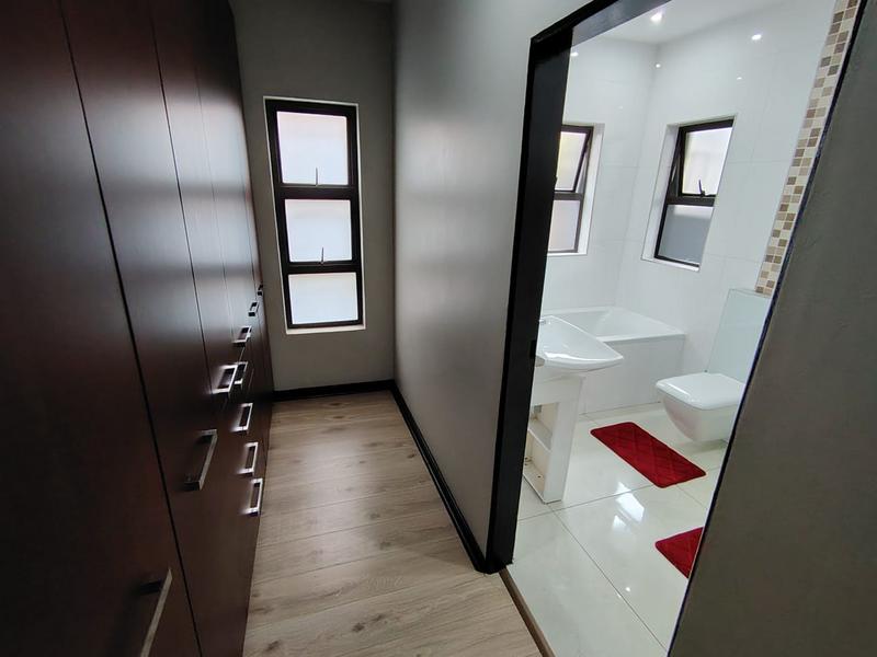 5 Bedroom Property for Sale in Izinga KwaZulu-Natal