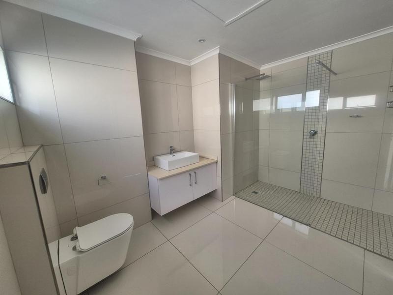 To Let 5 Bedroom Property for Rent in Izinga Ridge KwaZulu-Natal