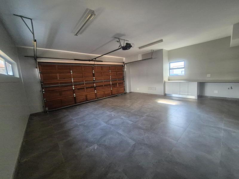 To Let 5 Bedroom Property for Rent in Izinga Ridge KwaZulu-Natal
