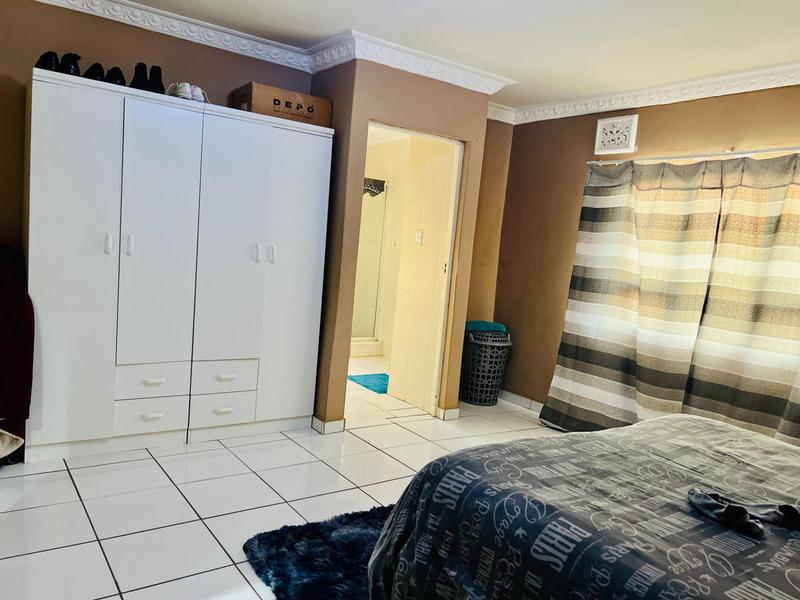6 Bedroom Property for Sale in Ntuzuma KwaZulu-Natal