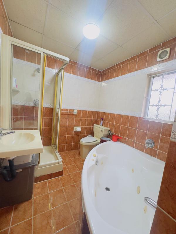 5 Bedroom Property for Sale in Queensburgh KwaZulu-Natal