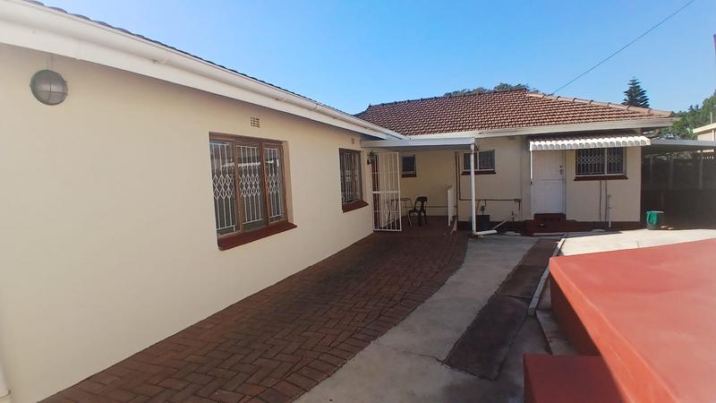 5 Bedroom Property for Sale in Montclair KwaZulu-Natal