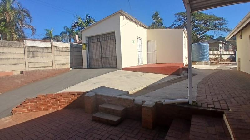 5 Bedroom Property for Sale in Montclair KwaZulu-Natal
