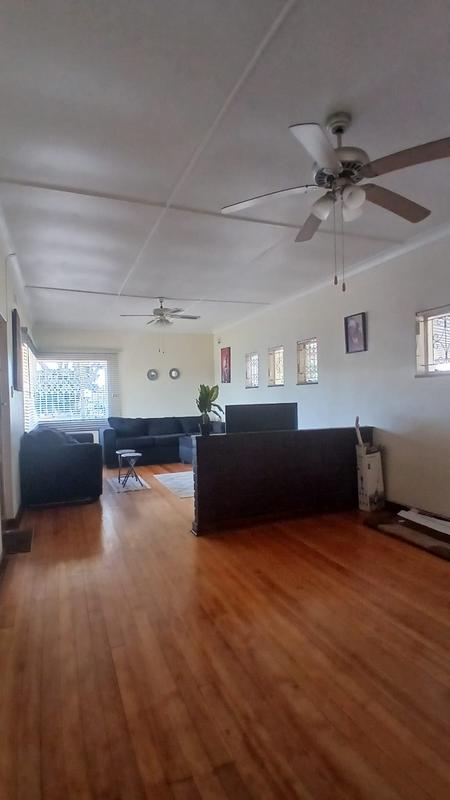 5 Bedroom Property for Sale in Montclair KwaZulu-Natal