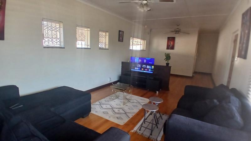 5 Bedroom Property for Sale in Montclair KwaZulu-Natal