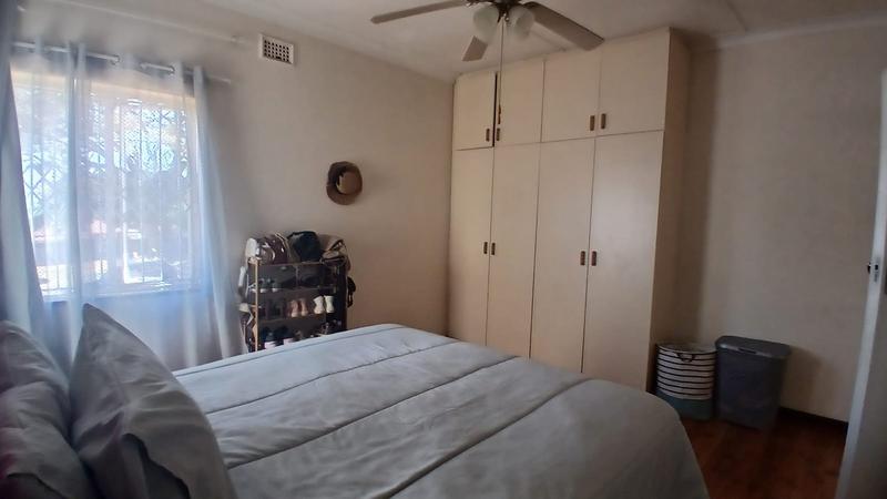 5 Bedroom Property for Sale in Montclair KwaZulu-Natal