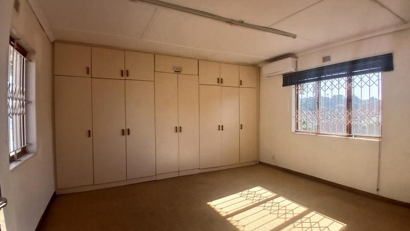 5 Bedroom Property for Sale in Montclair KwaZulu-Natal