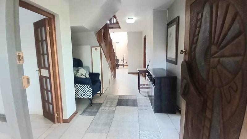 6 Bedroom Property for Sale in Kloof KwaZulu-Natal