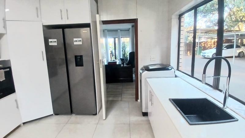 6 Bedroom Property for Sale in Kloof KwaZulu-Natal