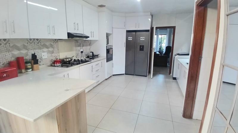 6 Bedroom Property for Sale in Kloof KwaZulu-Natal