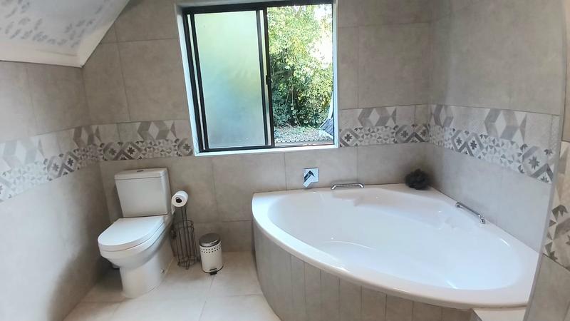 6 Bedroom Property for Sale in Kloof KwaZulu-Natal