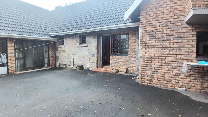 6 Bedroom Property for Sale in Kloof KwaZulu-Natal