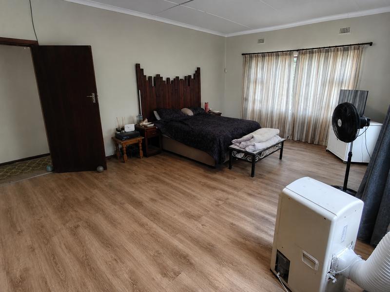 5 Bedroom Property for Sale in Glenmore Beach KwaZulu-Natal