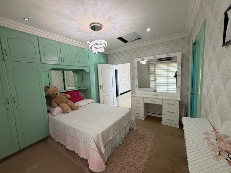 5 Bedroom Property for Sale in Somerset Park KwaZulu-Natal