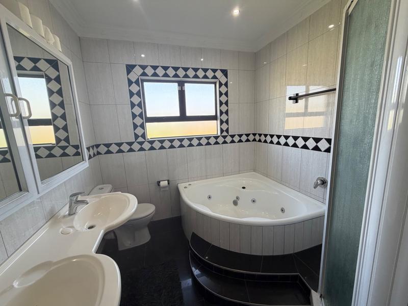 5 Bedroom Property for Sale in Somerset Park KwaZulu-Natal