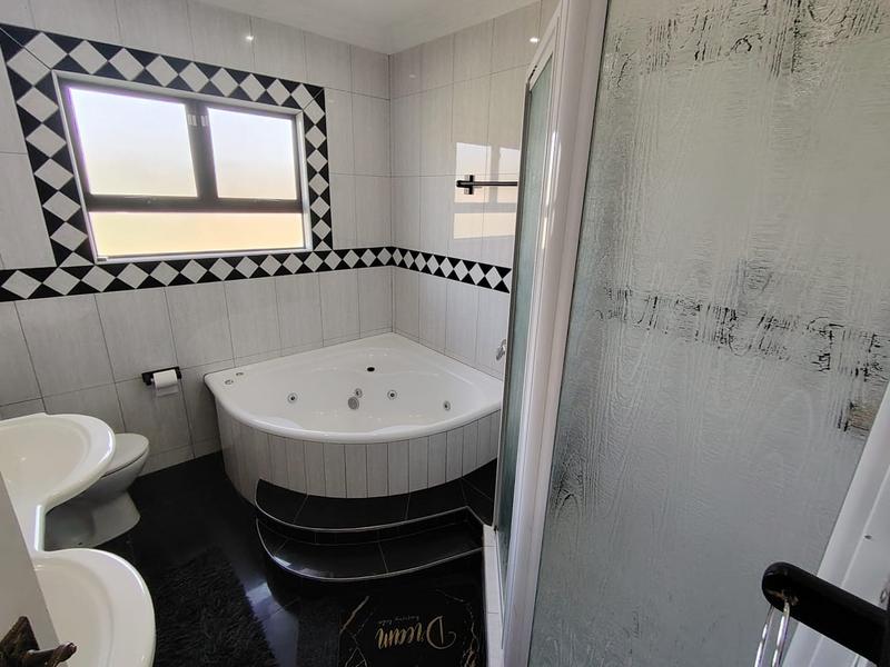 5 Bedroom Property for Sale in Somerset Park KwaZulu-Natal